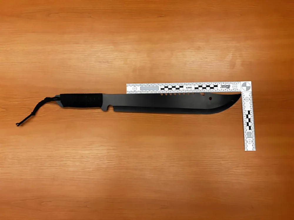 2 - Katana versus mačeta. V centru Prostějova se do sebe málem pustili dva ozbrojení muži