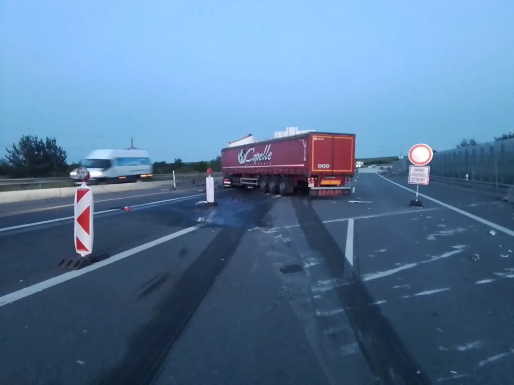 3 - Dopravní nehoda kamionu na D35 u Olomouce