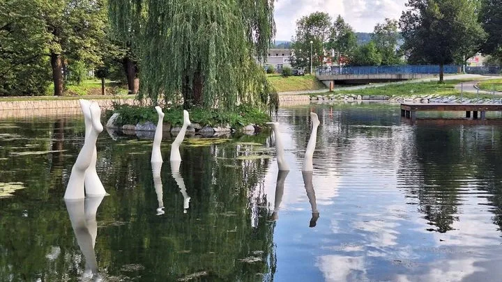 ANKETA: Nohy z vody Kurta Gebauera budí v Jeseníku pozornost. Patří osobité umění do veřejného prostoru?