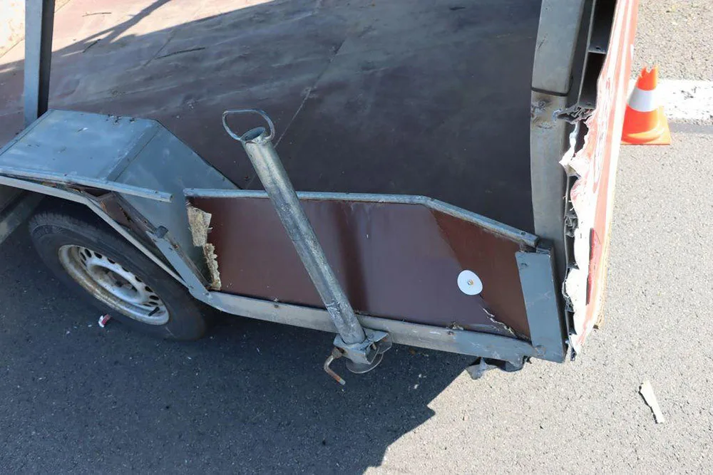 Mladík v BMW si na dálnici u Nákla pozdě všiml pracovní skupiny s traktory. Škoda se blíží půl milionu korun