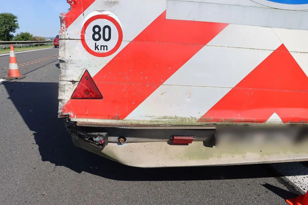 Mladík v BMW si na dálnici u Nákla pozdě všiml pracovní skupiny s traktory. Škoda se blíží půl milionu korun