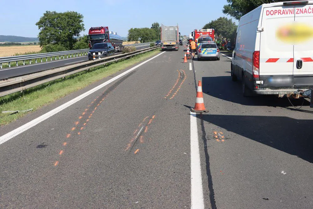 Mladík v BMW si na dálnici u Nákla pozdě všiml pracovní skupiny s traktory. Škoda se blíží půl milionu korun