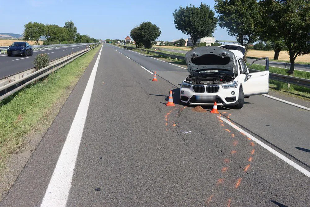 Mladík v BMW si na dálnici u Nákla pozdě všiml pracovní skupiny s traktory. Škoda se blíží půl milionu korun