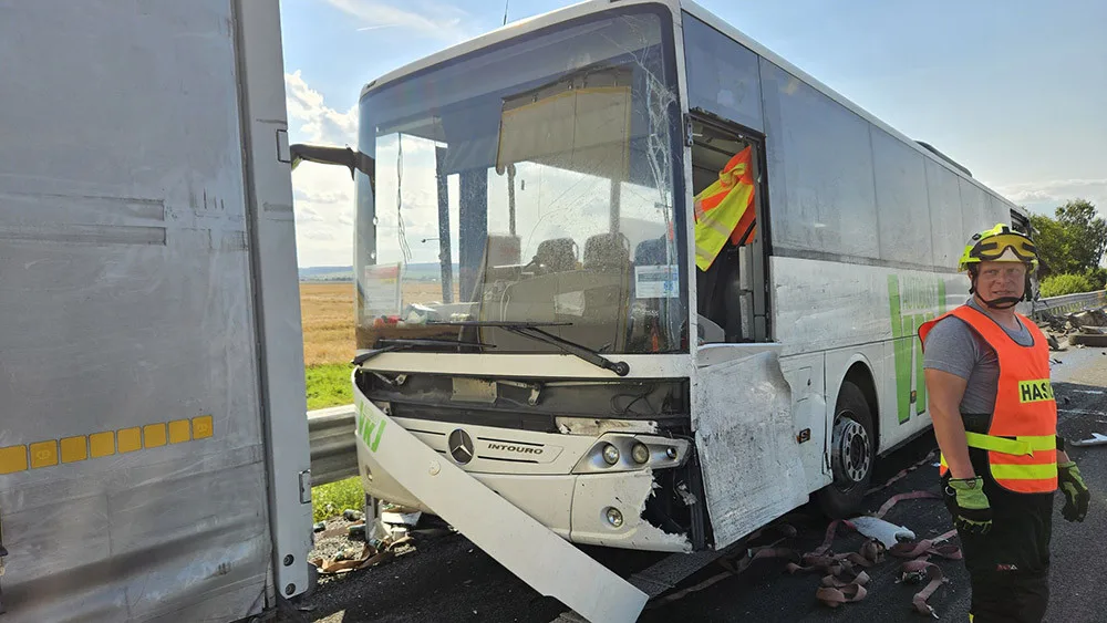 Kamion na D35 u Olomouce naboural do odstaveného autobusu, dálnice je zablokovaná