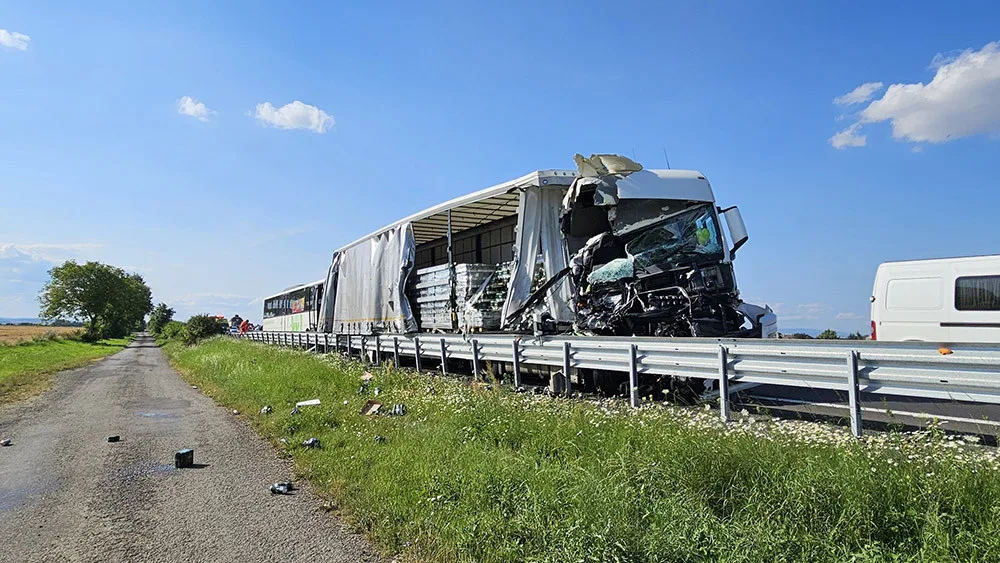 Kamion na D35 u Olomouce naboural do odstaveného autobusu, dálnice je zablokovaná