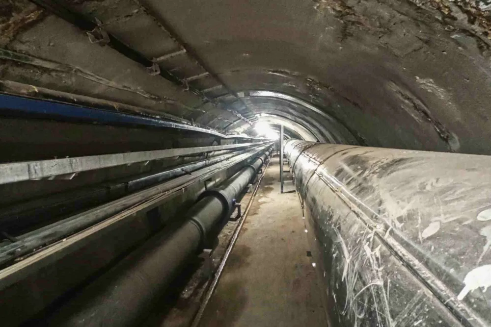 VIDEO: Podzemí pod Fakultní nemocnicí skrývá kilometr kolektorových chodeb. Projít se musí každý den