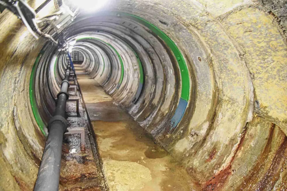 VIDEO: Podzemí pod Fakultní nemocnicí skrývá kilometr kolektorových chodeb. Projít se musí každý den