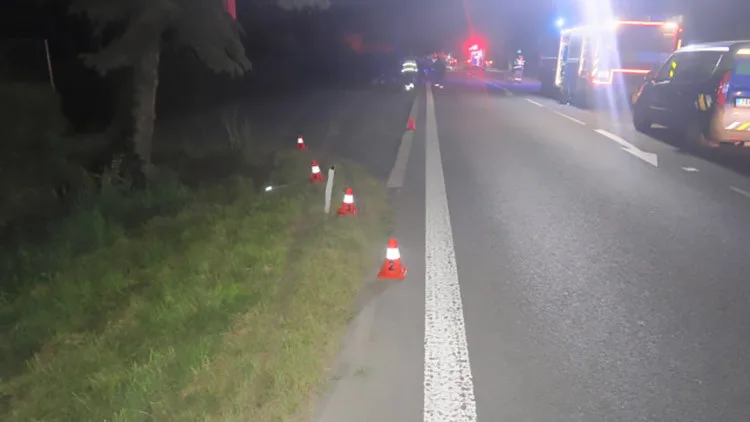 Mladý řidič zničil fabii o antoníček. K hrozivé nehodě letěl na Hranicko záchranářský vrtulník