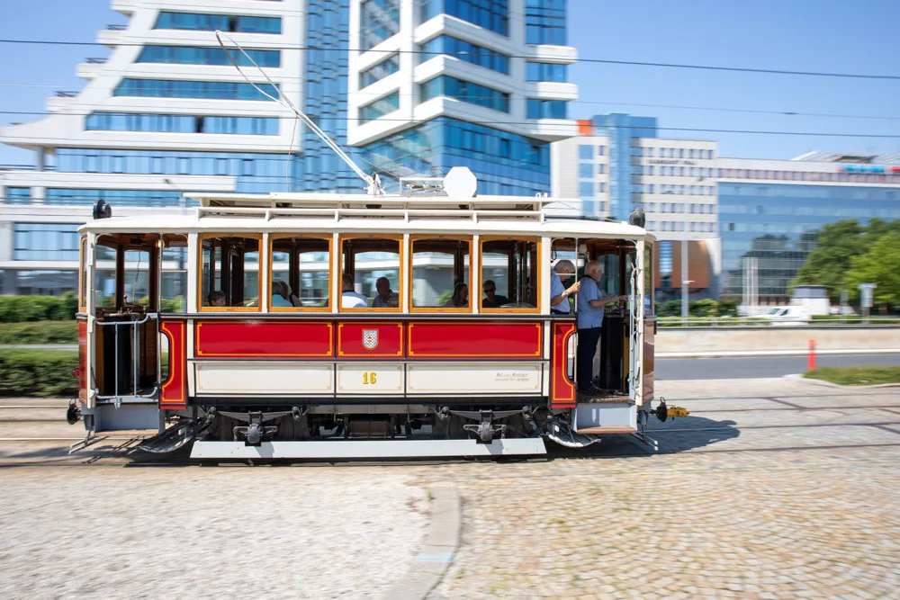 Ze zarostlé zahrady zpět do ulic. Olomoucí projela unikátní historická tramvaj