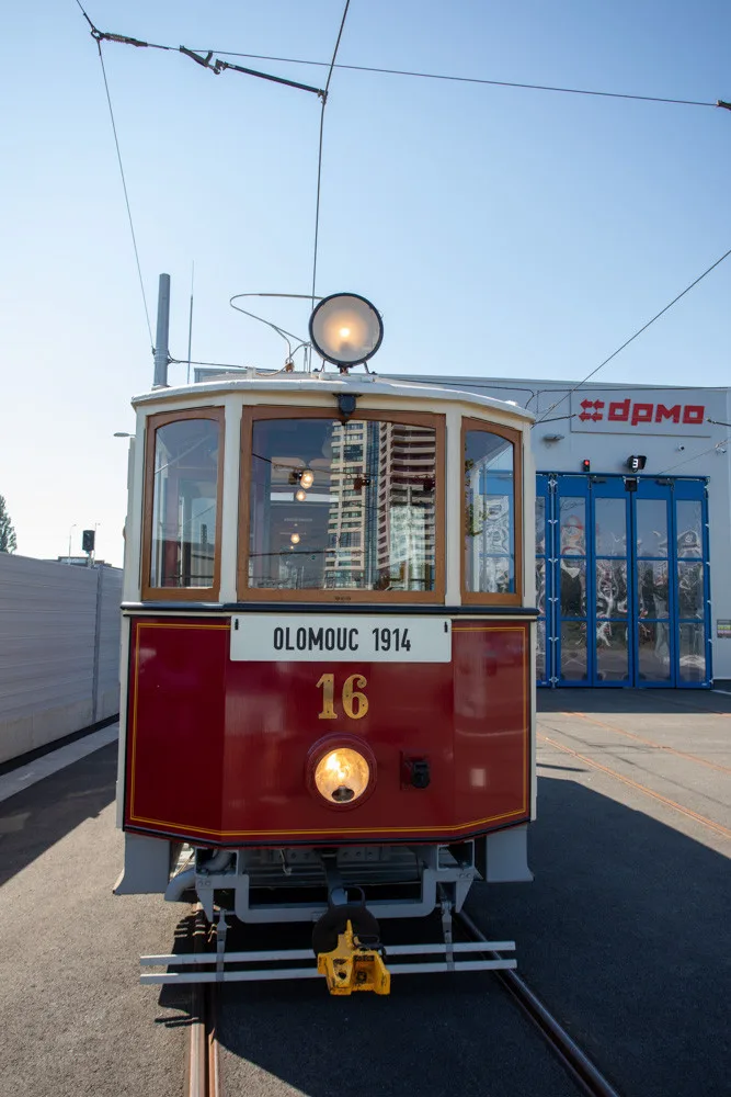 FOTOGALERIE: Ze zarostlé zahrady zpět na koleje. Olomoucí projela unikátní historická tramvaj