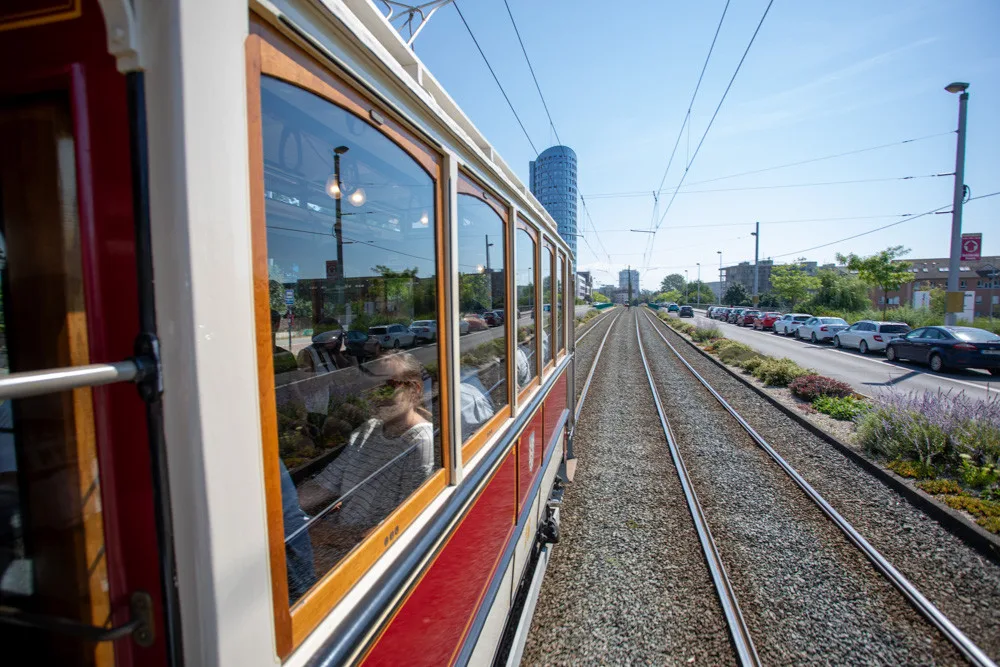 FOTOGALERIE: Ze zarostlé zahrady zpět na koleje. Olomoucí projela unikátní historická tramvaj