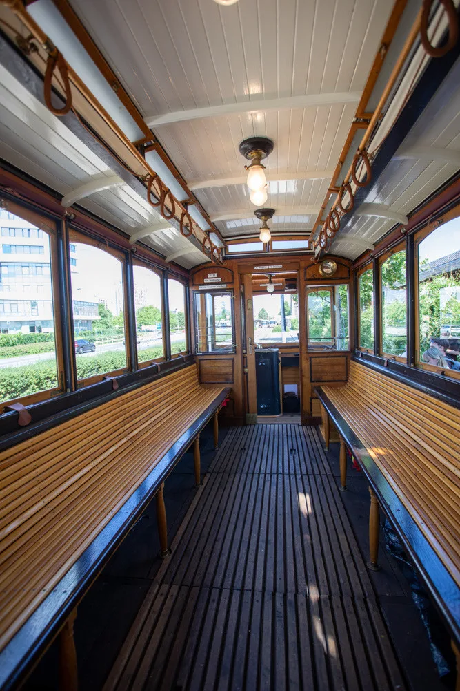 FOTOGALERIE: Ze zarostlé zahrady zpět na koleje. Olomoucí projela unikátní historická tramvaj