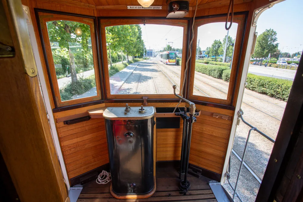 FOTOGALERIE: Ze zarostlé zahrady zpět na koleje. Olomoucí projela unikátní historická tramvaj