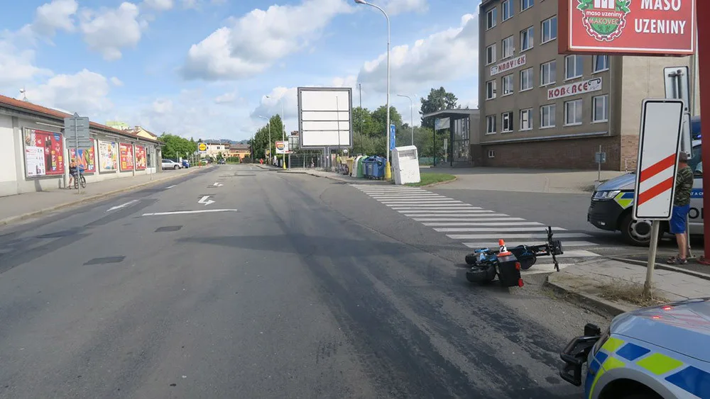 Vybodovaný řidič na Šumpersku boural na silné elektrokoloběžce. Porušení zákazu řeší policie