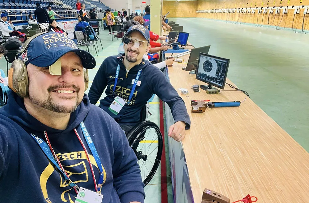 Jakub Kosek se svým reprezentačním kolegou Tomášem Peškem