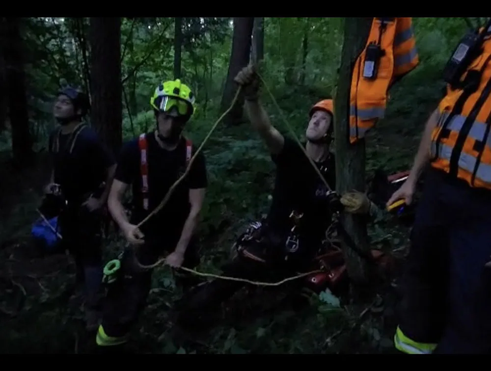 VIDEO: Mladá paraglidistka uvízla na Hranicku v korunách stromů . Z výšky ji zachránili hasiči-lezci
