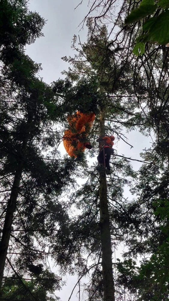 VIDEO: Mladá paraglidistka uvízla na Hranicku v korunách stromů . Z výšky ji zachránili hasiči-lezci