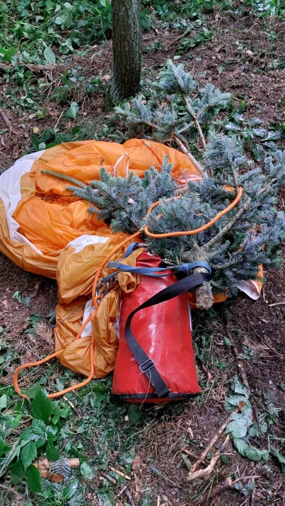 VIDEO: Mladá paraglidistka uvízla na Hranicku v korunách stromů . Z výšky ji zachránili hasiči-lezci