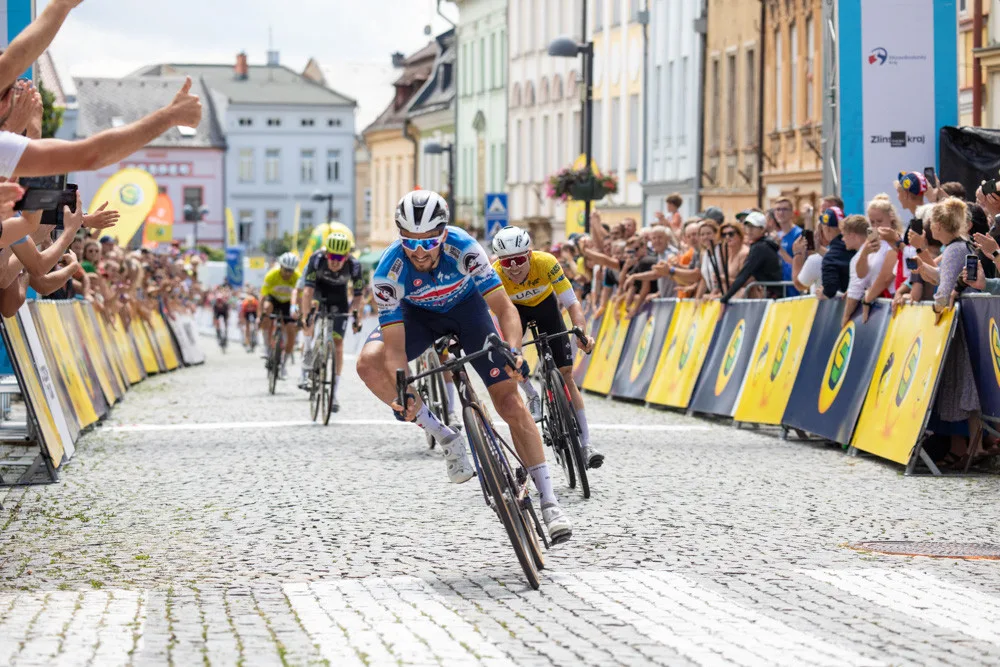 FOTOGALERIE: Czech Tour finišovala v bouřlivé atmosféře. Spurt ve Šternberku patřil hvězdnému Alaphilippovi