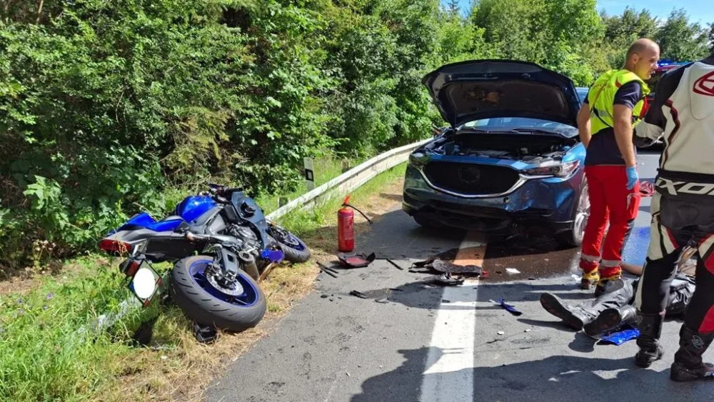 Těžká nehoda sedmadvacetiletého motorkáře v Lipině, záchranáři ho museli dvakrát oživovat