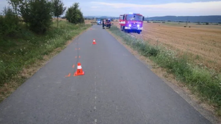 Bez přilby. U Hranic dívka havaroval na motorce, letěl pro ni vrtulník. Na Šumpersku žena převrátila čtyřkolku