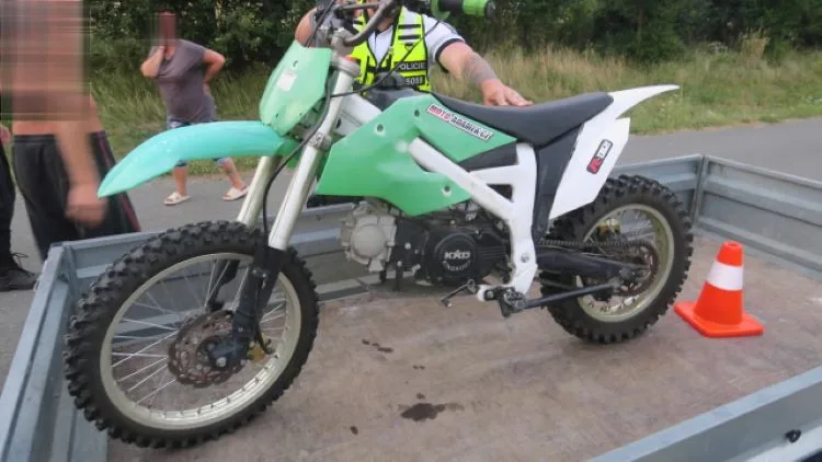 Bez přilby. U Hranic dívka havaroval na motorce, letěl pro ni vrtulník. Na Šumpersku žena převrátila čtyřkolku