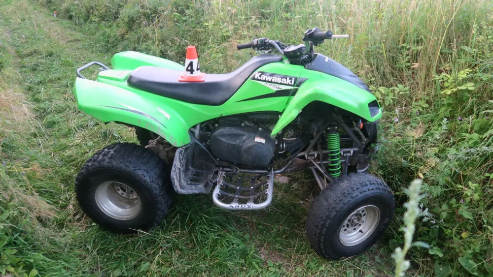 Bez přilby. U Hranic dívka havaroval na motorce, letěl pro ni vrtulník. Na Šumpersku žena převrátila čtyřkolku