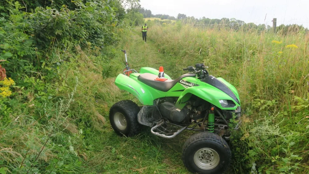 Bez přilby. U Hranic dívka havaroval na motorce, letěl pro ni vrtulník. Na Šumpersku žena převrátila čtyřkolku