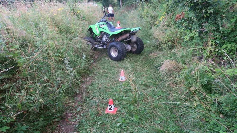 Bez přilby. U Hranic dívka havaroval na motorce, letěl pro ni vrtulník. Na Šumpersku žena převrátila čtyřkolku