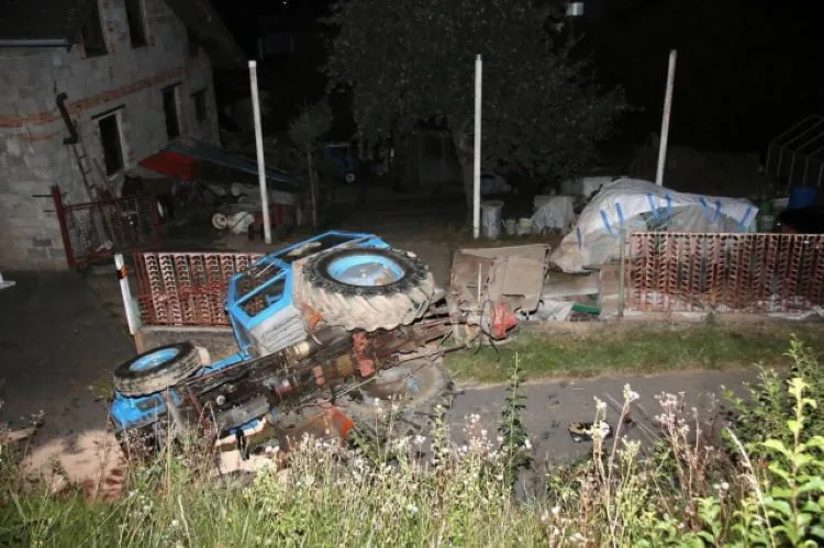 Opilý řidič se na Šumpersku s traktorem zřítil z osmimetrového srázu. Z kabiny nemohl ven
