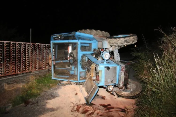 Opilý řidič se na Šumpersku s traktorem zřítil z osmimetrového srázu. Z kabiny nemohl ven