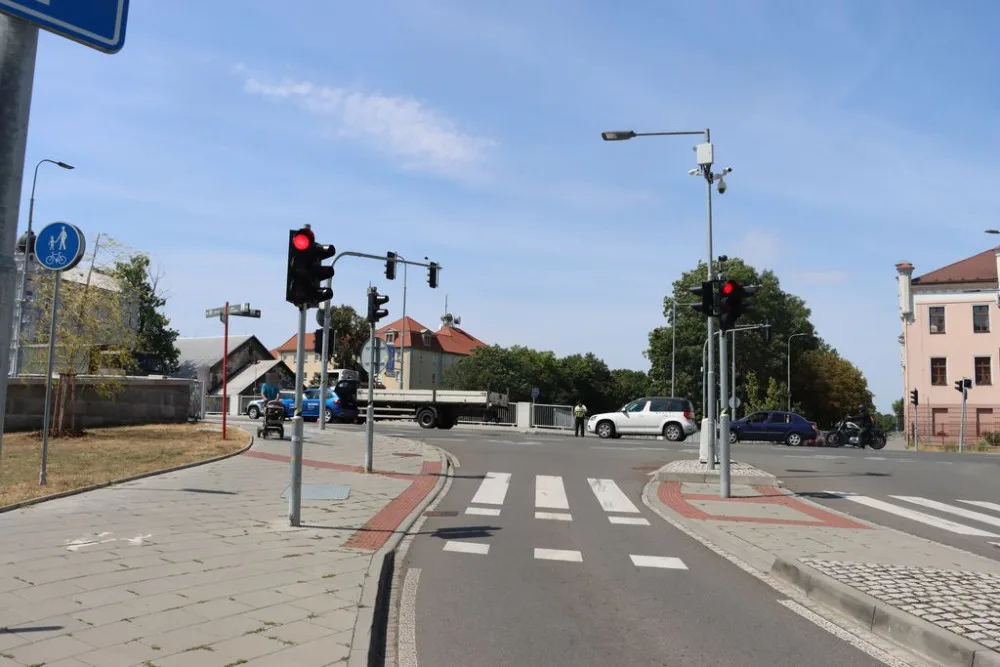 VIDEO: Devatenáctiletý mladík nedal přednost nákladnímu autu. Nová Škoda Kamiq to odnesla zničenými dveřmi