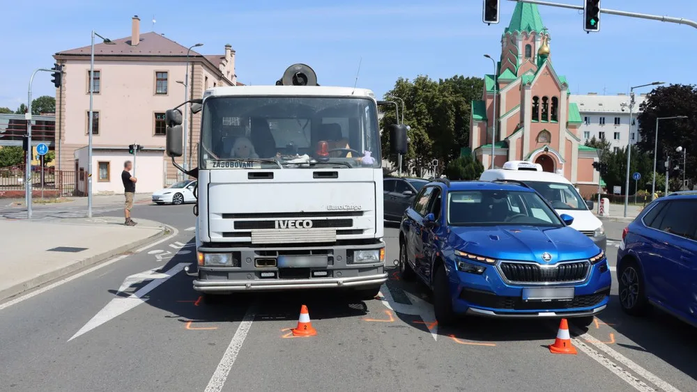 VIDEO: Devatenáctiletý mladík nedal přednost nákladnímu autu. Nová Škoda Kamiq to odnesla zničenými dveřmi