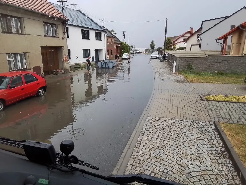 Bouřky a silné deště zaměstnávají hasiče na Olomoucku a Litovelsku. Čerpají vodu a odstraňují stromy