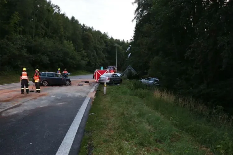 Tragická nehoda tří automobilů u Mírova. Dvaačtyřicetiletý řidič zemřel, další dva byli zranění