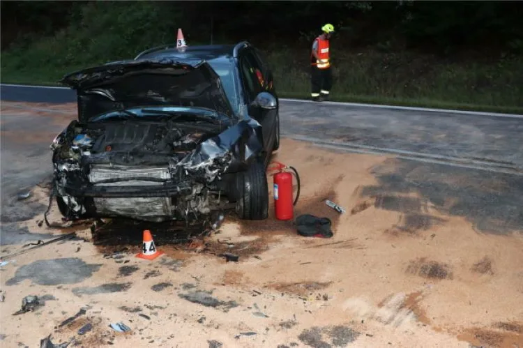 Tragická nehoda tří automobilů u Mírova. Dvaačtyřicetiletý řidič zemřel, další dva byli zranění