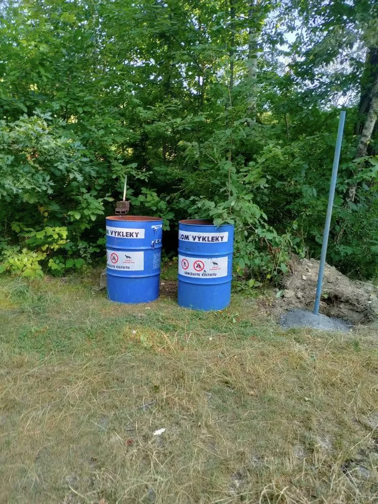 Klidný lom ve Výklekách se proměnil v divoké a hlučné místo. Lidé si stěžují, obec je nešťastná