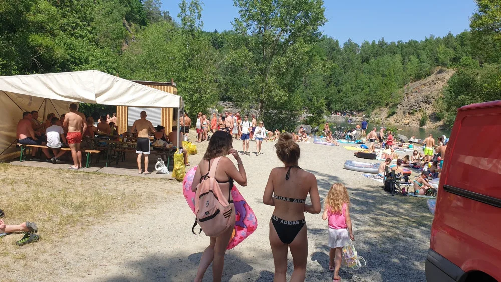 Klidný lom ve Výklekách se proměnil v divoké a hlučné místo. Lidé si stěžují, obec je nešťastná