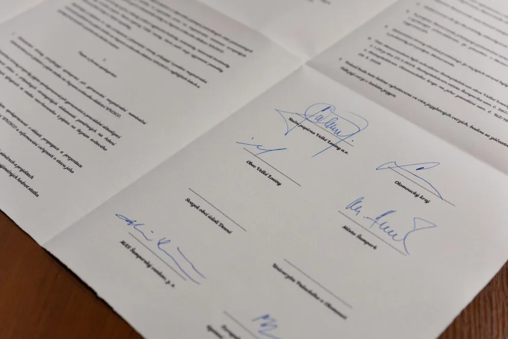 Ruční papírna ve Velkých Losinách míří na seznam UNESCO. Zástupci samospráv podepsali memorandum