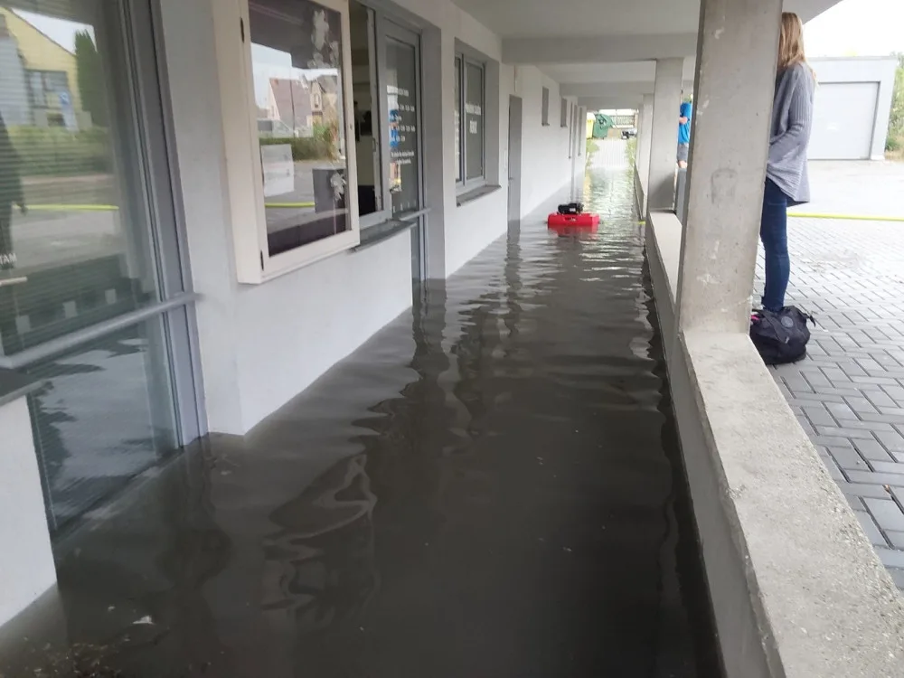 Krajem se přehnaly silné bouřky. Na Olomoucku a Prostějovsku hasiči čerpají vodu a odstraňují stromy