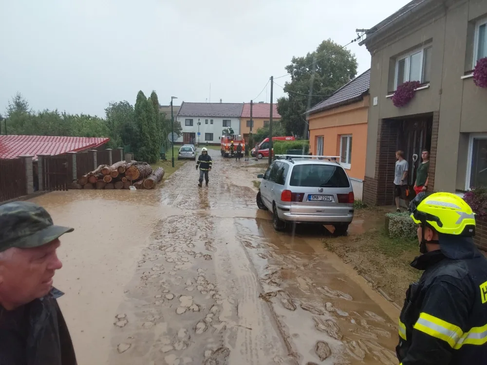 Krajem se přehnaly silné bouřky. Na Olomoucku a Prostějovsku hasiči čerpají vodu a odstraňují stromy
