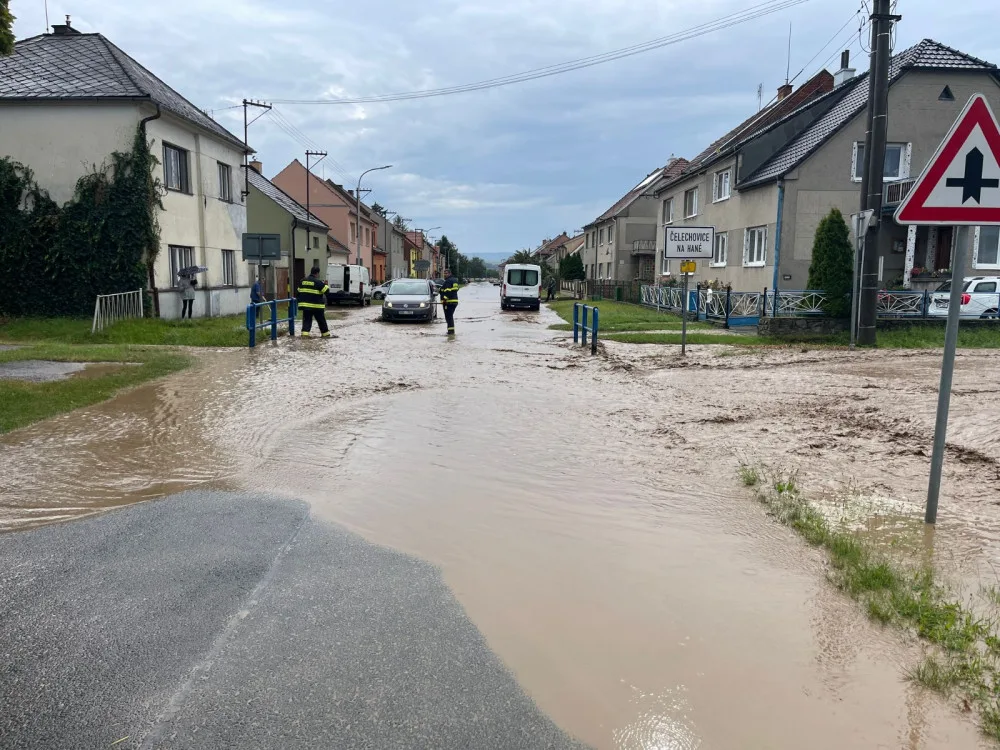 Krajem se přehnaly silné bouřky. Na Olomoucku a Prostějovsku hasiči čerpají vodu a odstraňují stromy