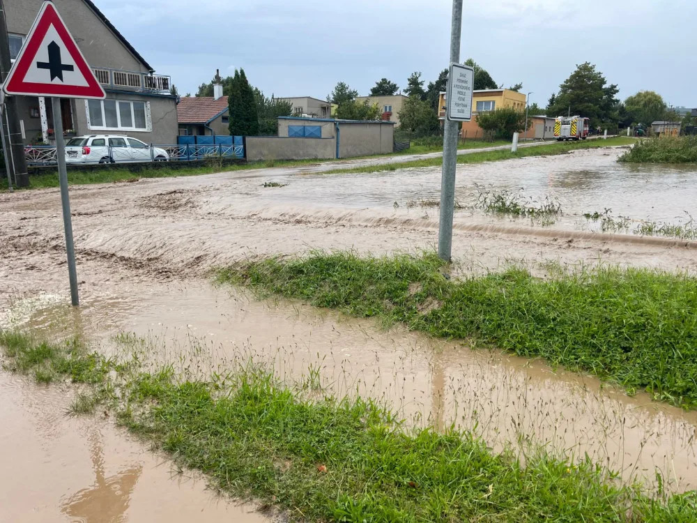 Krajem se přehnaly silné bouřky. Na Olomoucku a Prostějovsku hasiči čerpají vodu a odstraňují stromy