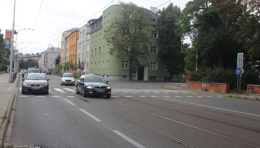 Policie hledá svědky nehody, při které auto v Olomouci zachytilo a zranilo jednasedmdesátiletého cyklistu