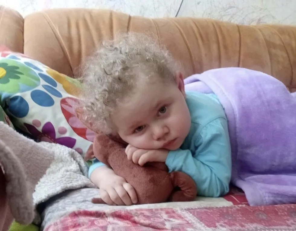 Šarlotka nemluví a nerozumí. Lidé se jí skládají na auto, aby lépe zvládala cesty k lékařům