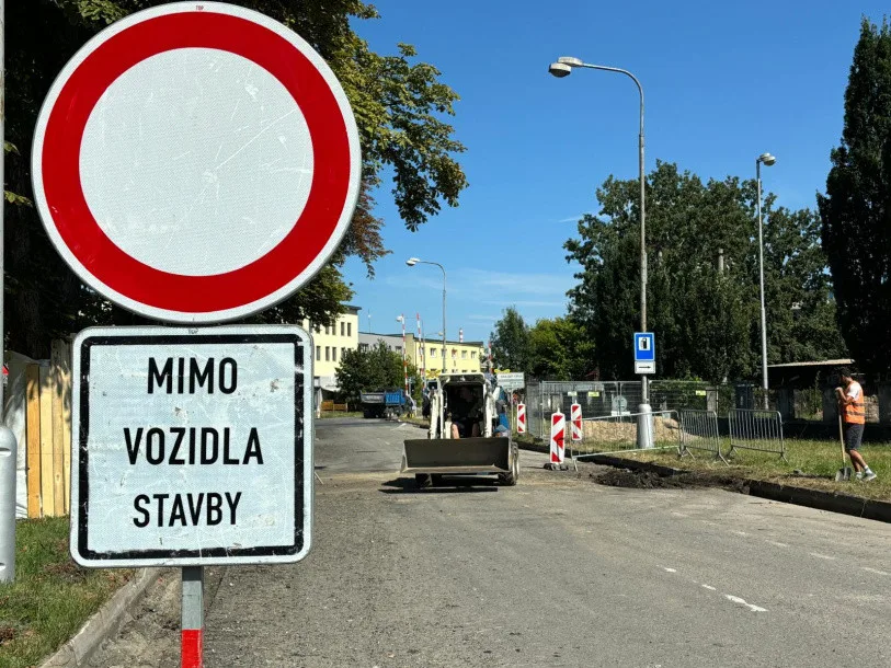 Komplikace u Kauflandu v Olomouci. Příjezdová křižovatka bude dva týdny kvůli opravám zavřená