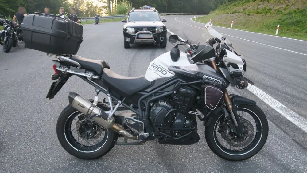 Opakované kontroly nepomáhají. V serpentinách na Červenohorském sedle opět havaroval motorkář