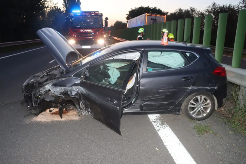 Se třemi promile nezvládl jízdu na dálnici u Litovle. Auto vletělo do svodidel a roztočilo se