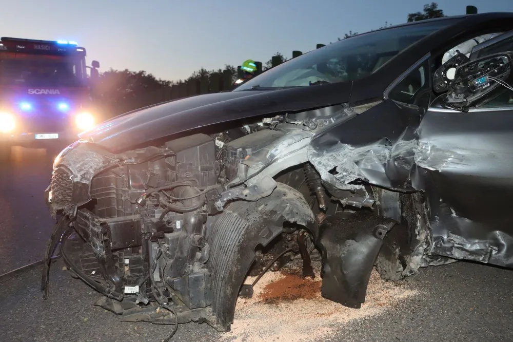 Se třemi promile nezvládl jízdu na dálnici u Litovle. Auto vletělo do svodidel a roztočilo se