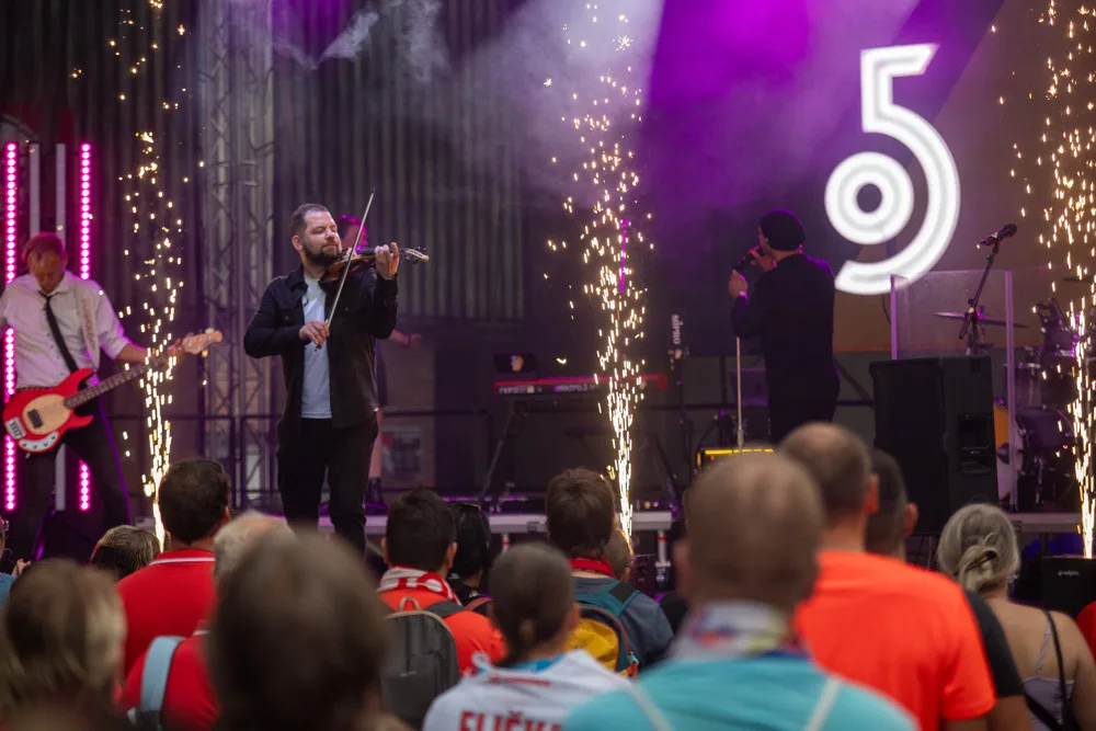FOTOGALERIE: Hokejové bitvy, koncerty i divadlo. Olomoucký klub uspořádal pro fanoušky jedinečný festival